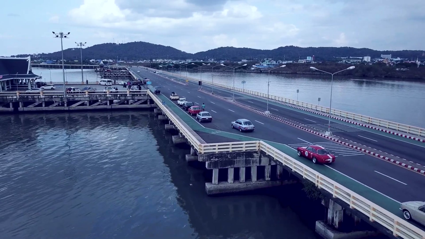 รถคลาสสิค วิวสะพานเลียบชายทะเลชลบุรี 2