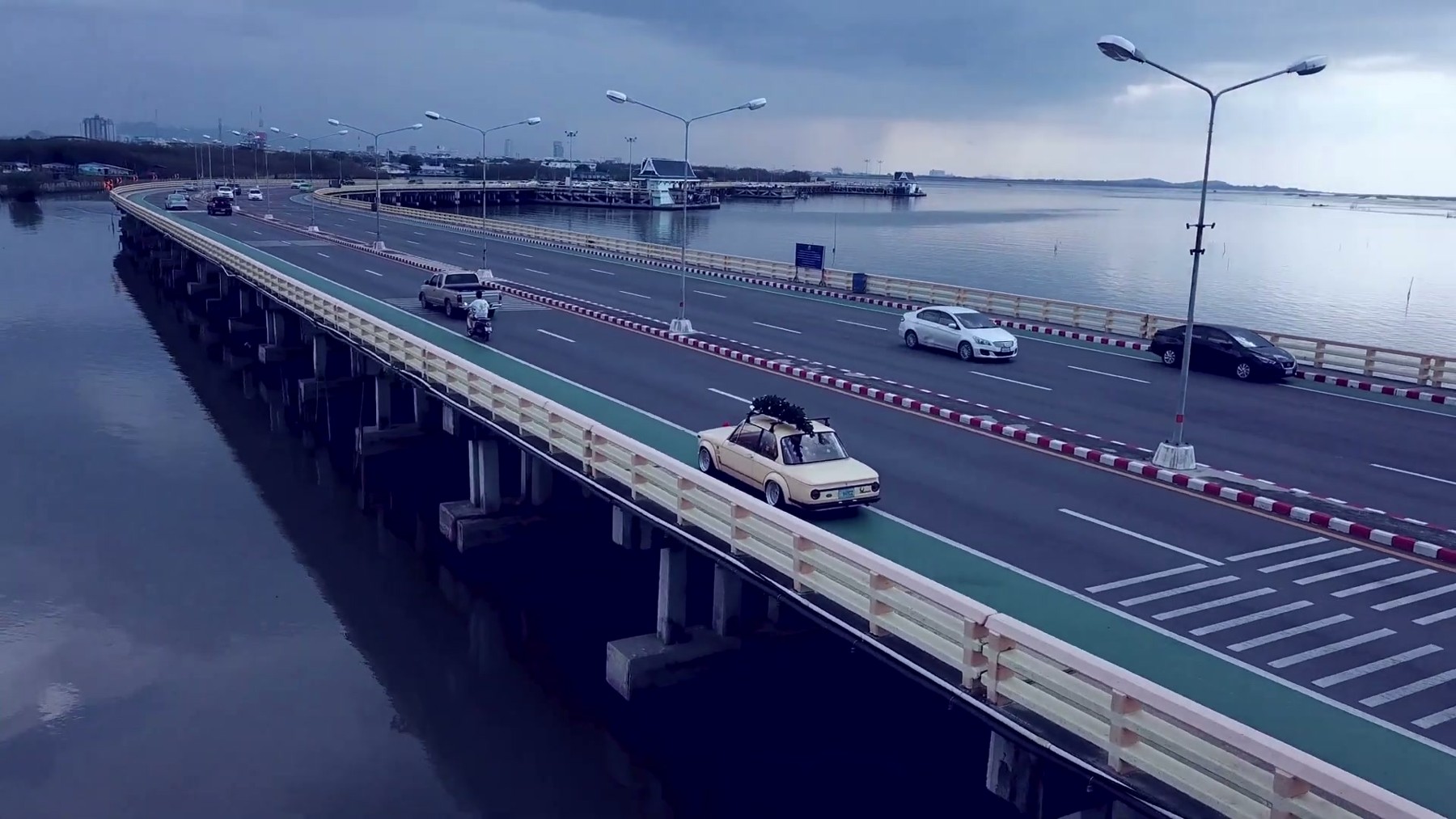 รถคลาสสิค วิวสะพานเลียบชายทะเลชลบุรี 5