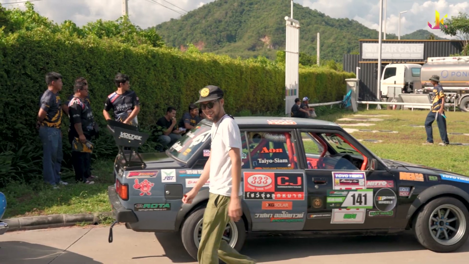 Bangsaen Grand Prix 2023 ซีดานคลาสสิก สีส้ม ริมถนน 3