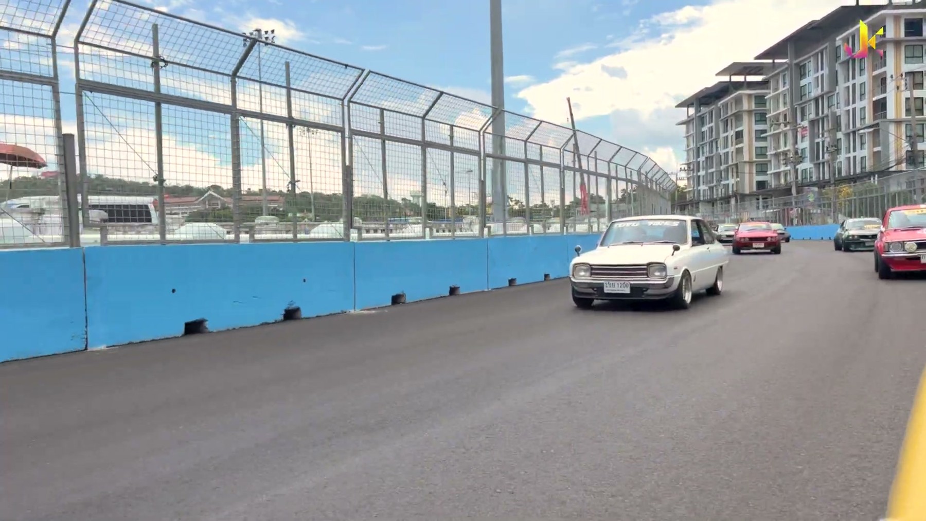 Bangsaen Grand Prix 2023 ซีดานคลาสสิก สีส้ม ริมถนน 5