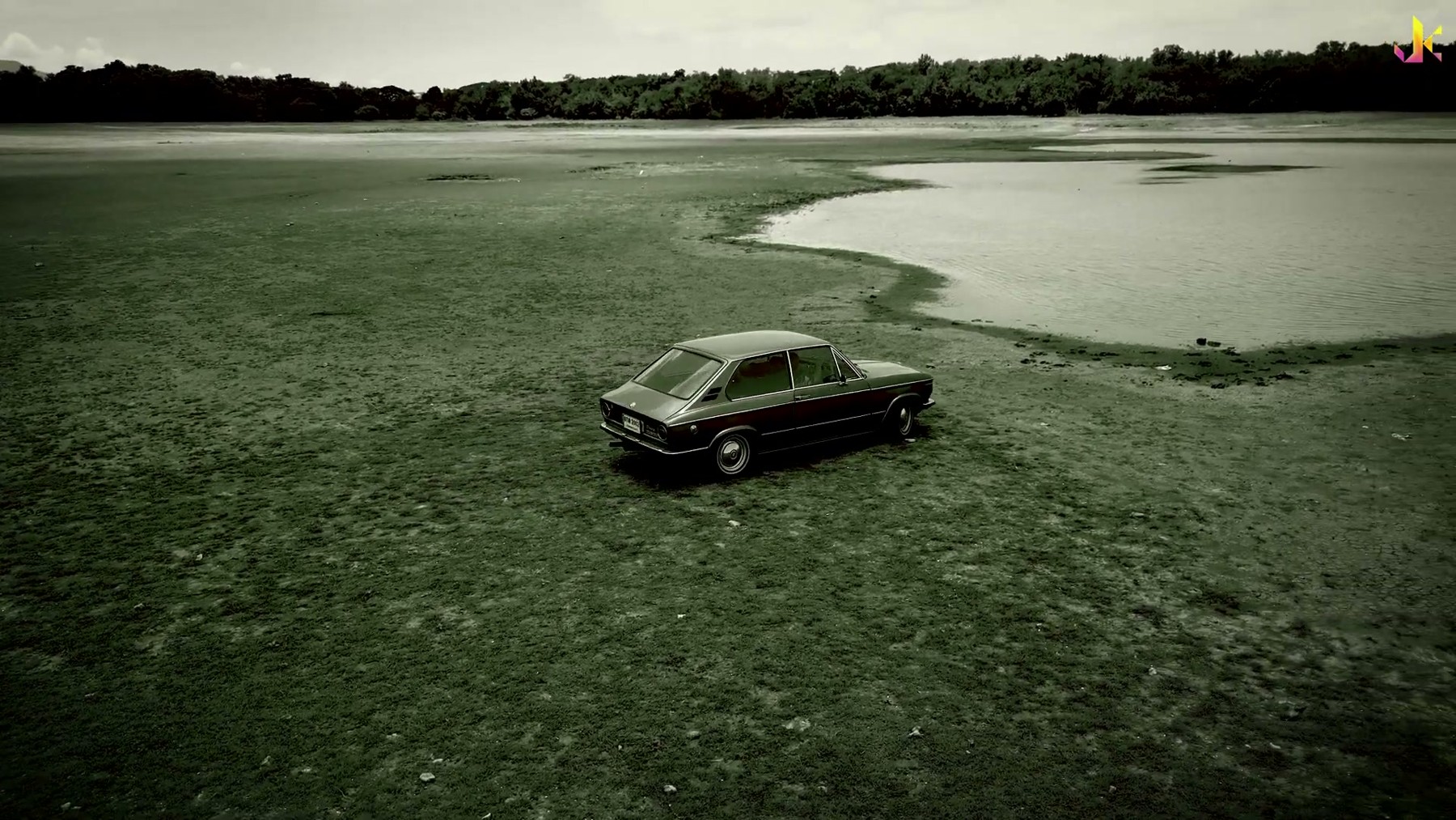 BMW 2002 ซีดานคลาสสิก สีเขียว 3