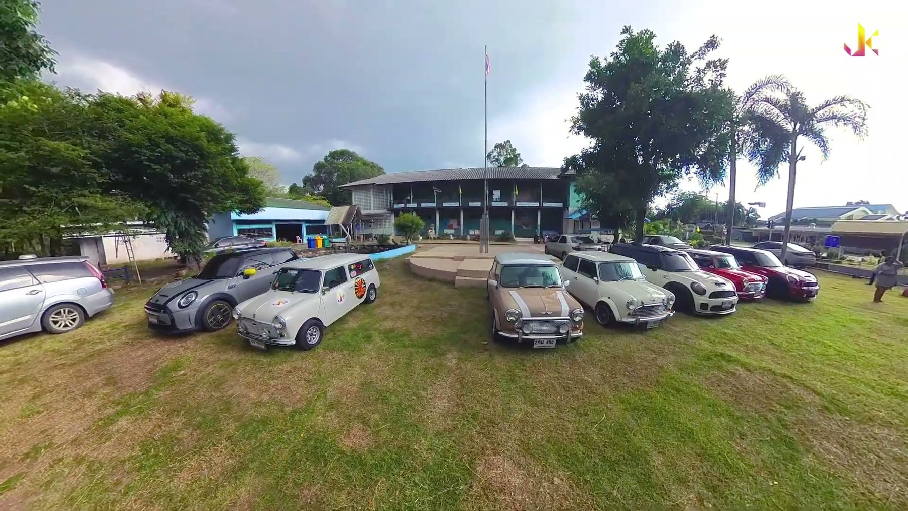 MINI ON TOUR 2023 แวกอนคลาสสิก สีขาว ในบรรยากาศสนามหญ้า 1