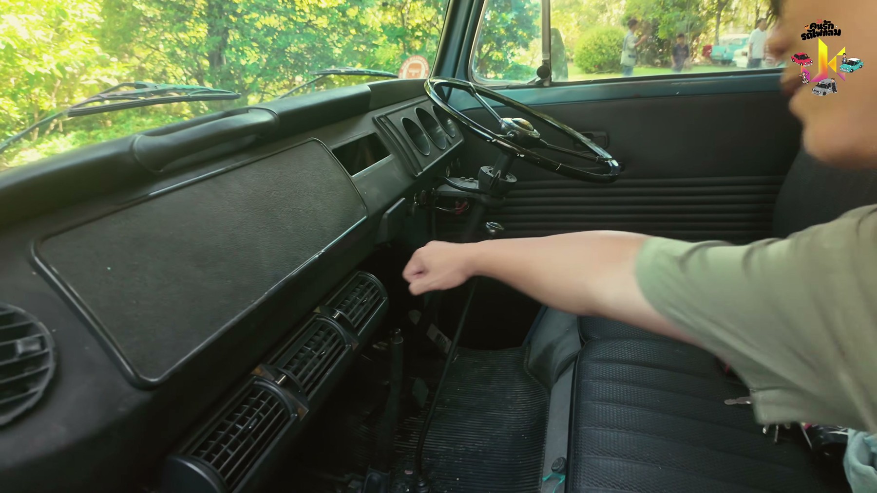 คนรักรถไฟกลม พาทัวร์มิตติ้งรถคลาสสิก Ford Mustang, MG RV8 และ VW Type 2 9